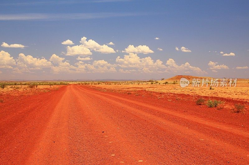 横穿澳大利亚内陆皮尔巴拉的土路