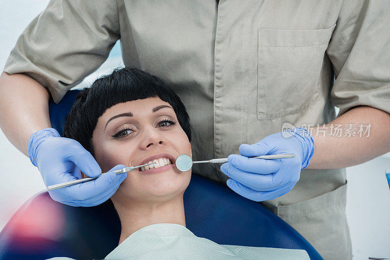 医生治疗牙齿。牙科医生进行治疗过程