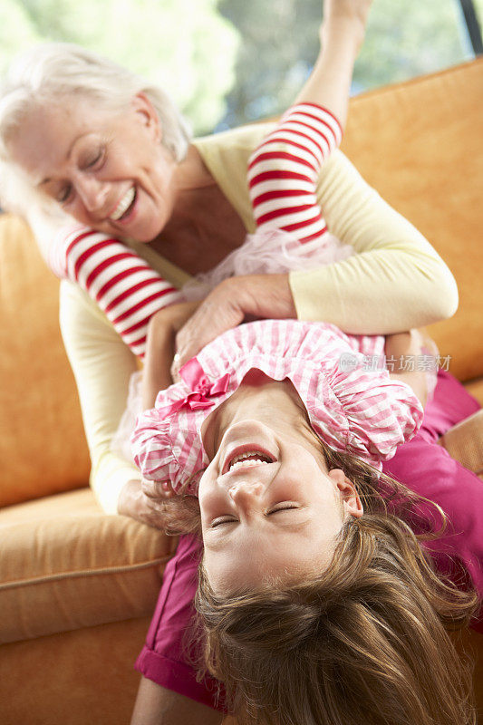 奶奶和孙女在沙发上玩
