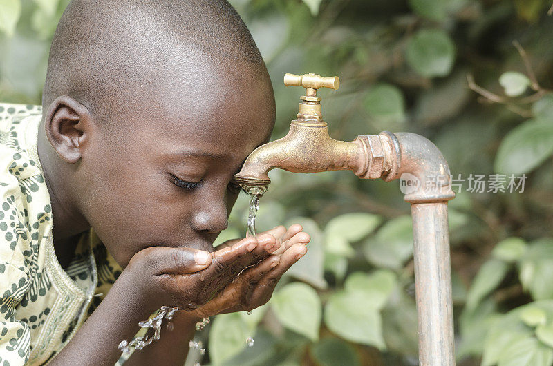 非洲黑人男孩喝干净的水