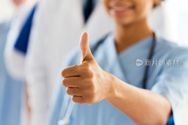 特写医生或护士显示拇指