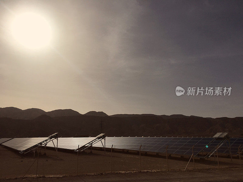 太阳能板在沙漠太阳炎热