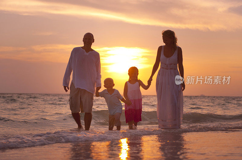 一家人在热带海滩上享受日落