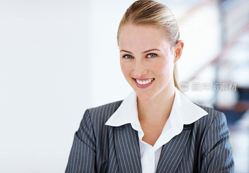 美丽的商务女性在工作中微笑
