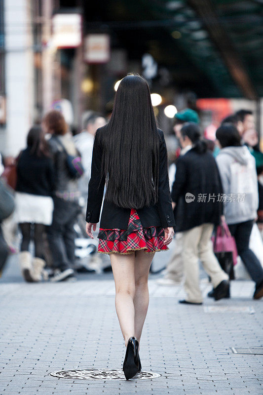 走在街上的亚洲女人