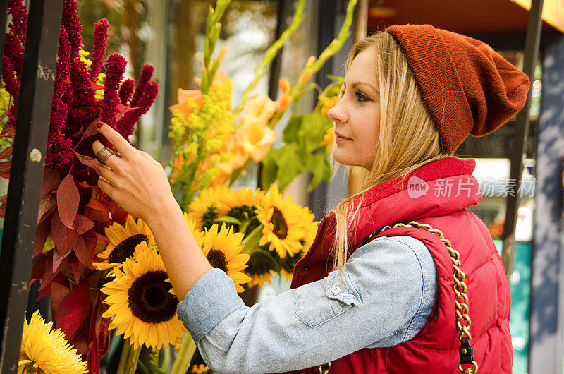 年轻女子在买花