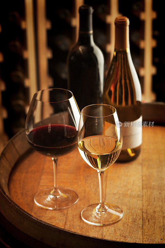 酒杯的红和白葡萄酒在酒窖垂直