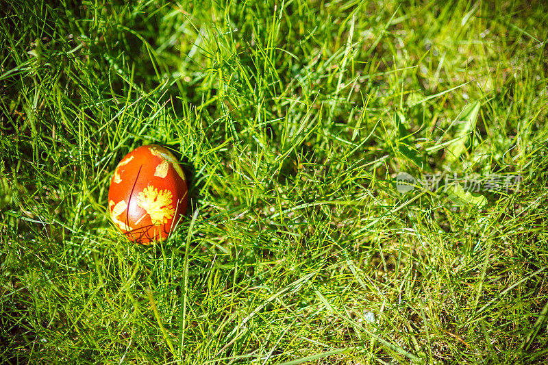 草地上有复活节彩蛋
