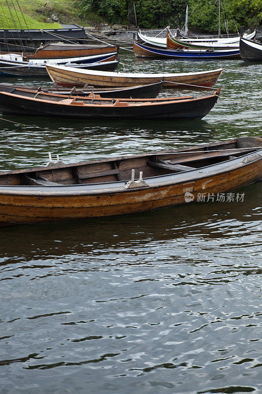 旧木船。