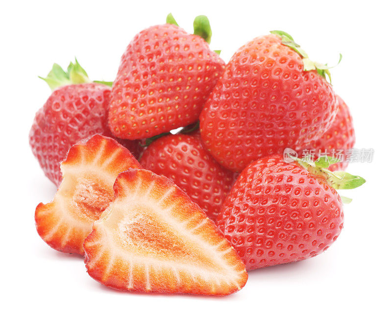 一堆草莓，一片片孤立在白色的草莓上