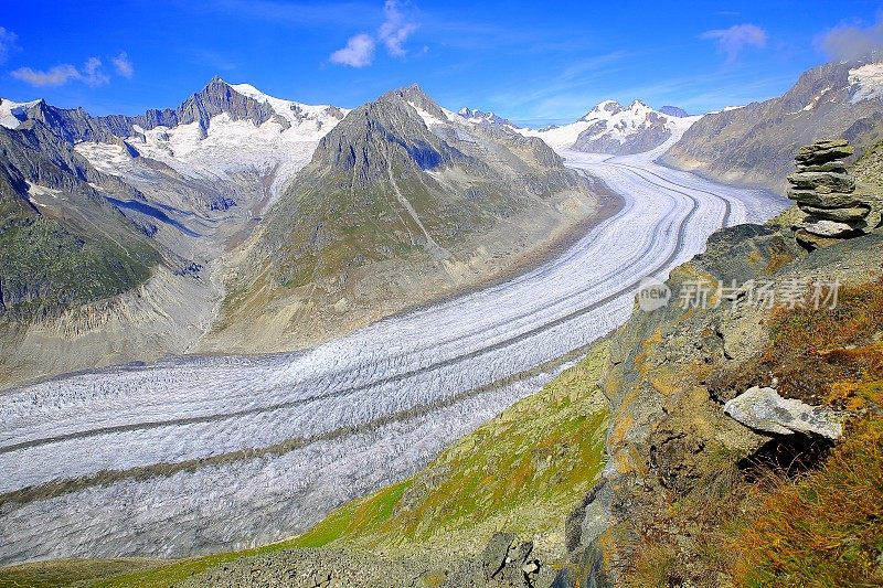 瑞士阿尔卑斯山瓦莱州阿莱奇冰川舌裂上方的Inukshuk