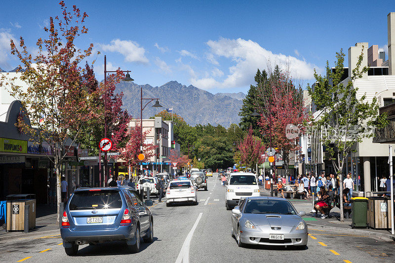 新西兰巍峨群山中的皇后镇街道