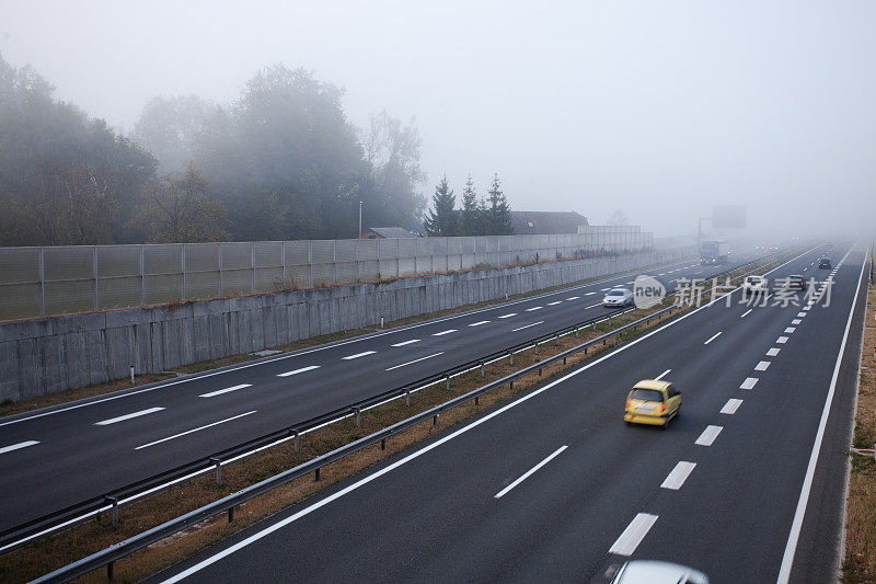 公路在晨雾中