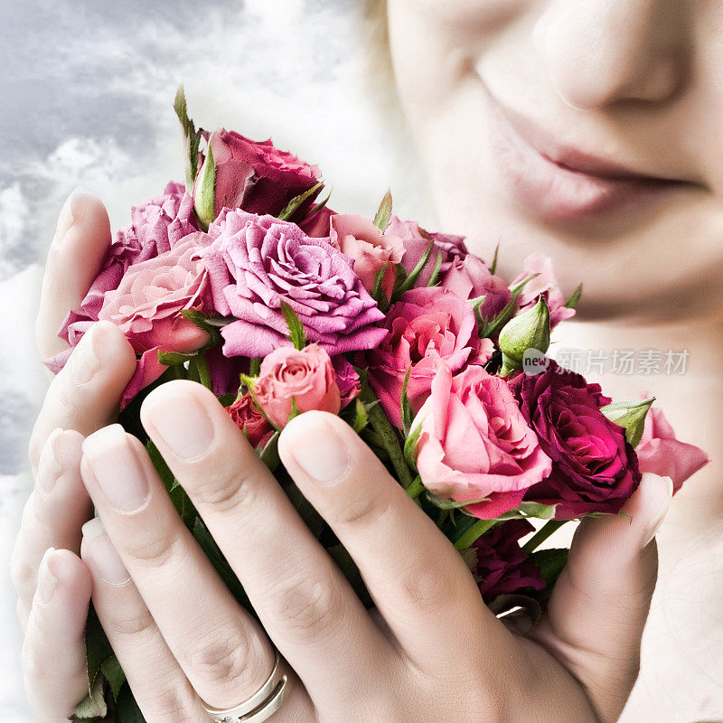 女人手里拿着花