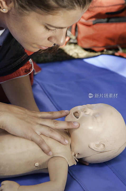 CPR程序-检查婴儿假人的气道