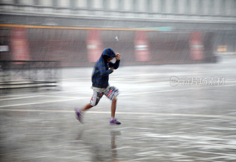 男孩在暴雨中奔跑