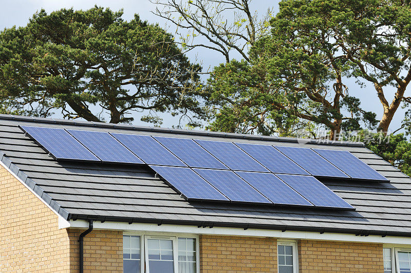 新建房屋屋顶上的太阳能电池板