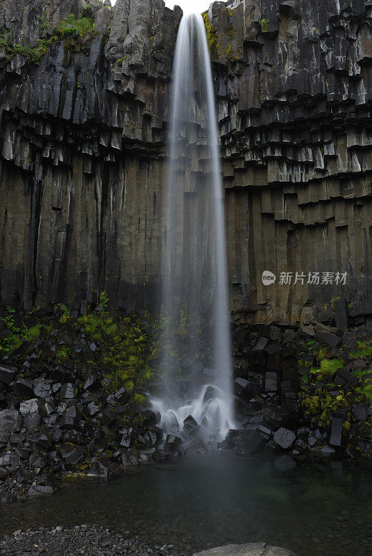 在冰岛Svartifoss