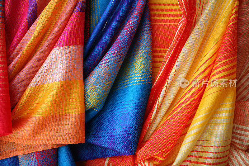 多彩的围巾作为有趣的背景