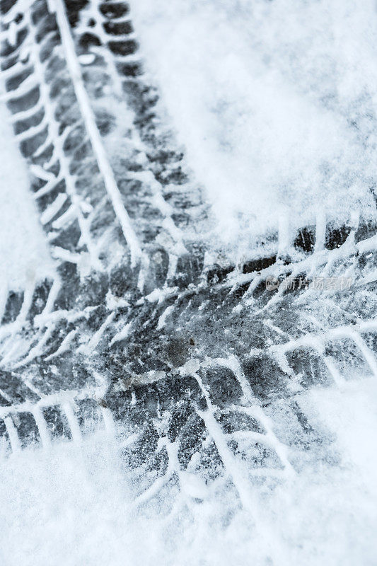 雪地上的新轮胎印