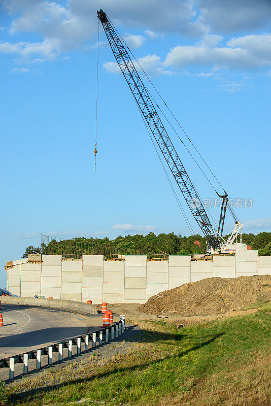 高速公路建筑工地的起重机