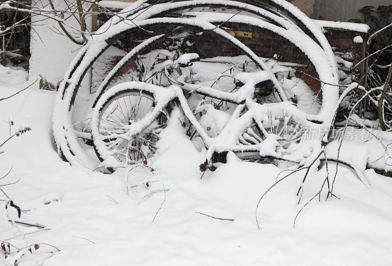 自行车在雪下