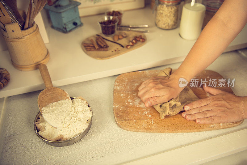 女人的手在桌上揉面团