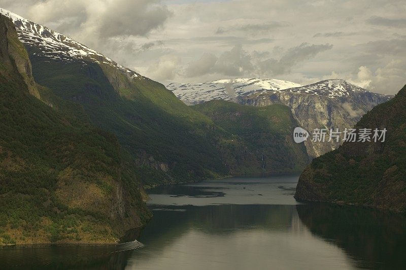 日出的奥兰峡湾和船，挪威，斯堪的纳维亚半岛