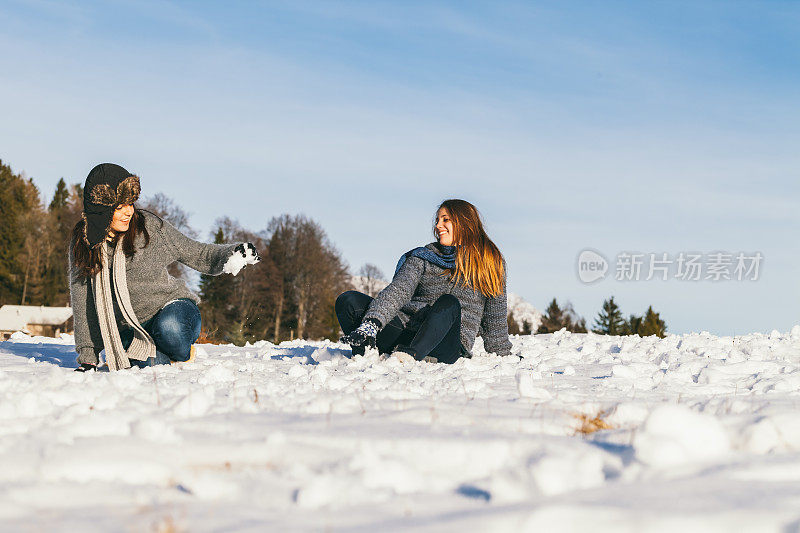 女孩们玩雪玩得很开心