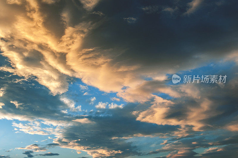 意大利卡斯特鲁奇奥，暴风雨过后乌云密布