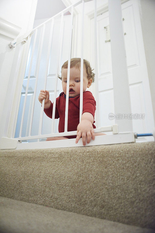 楼梯上的婴儿安全门