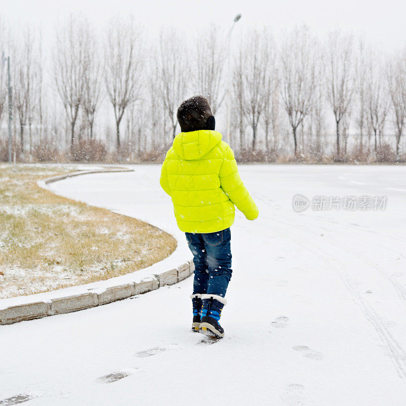 男孩在雪中行走