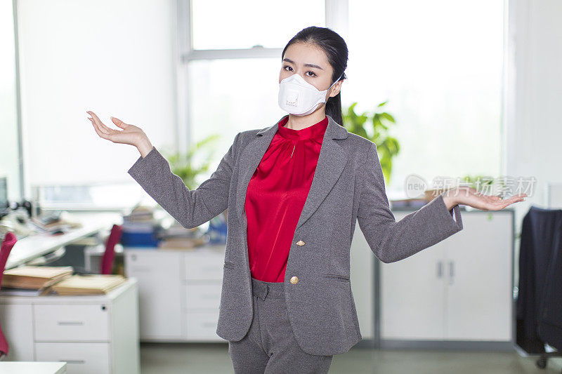 年轻的女商人在她的办公室里