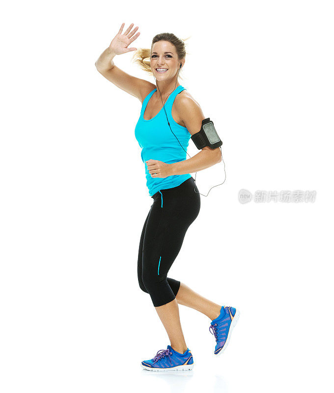 微笑的女性跑步者和挥舞的手