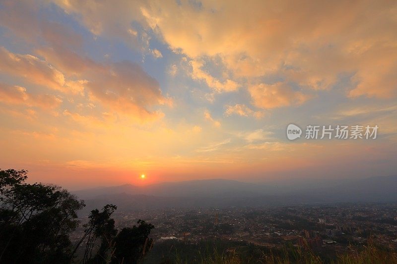 夕阳远山