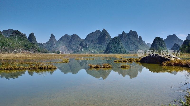 喀斯特山峰在水中倒影02