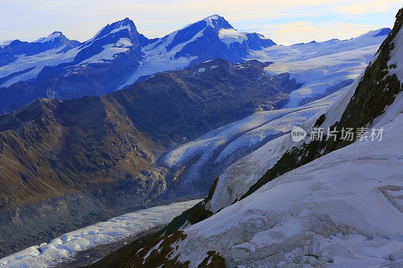 诗情画意的戈尔纳格拉特，戈尔纳冰川裂缝，瑞士阿尔卑斯山日出