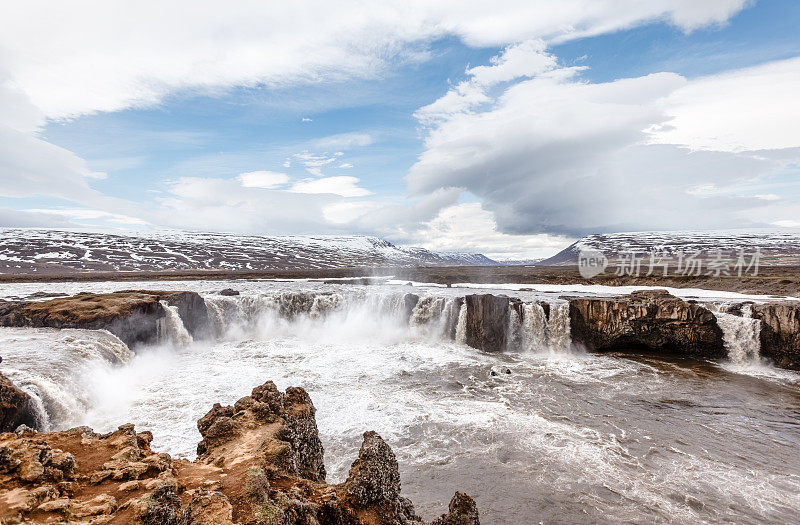 冰岛的Godafoss，一个典型的瀑布