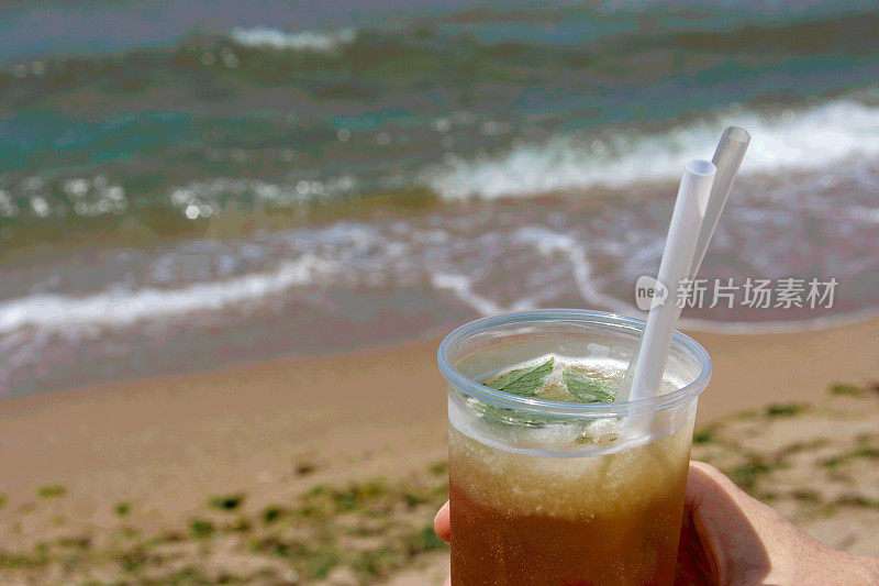 海滩上的薄荷冰茶