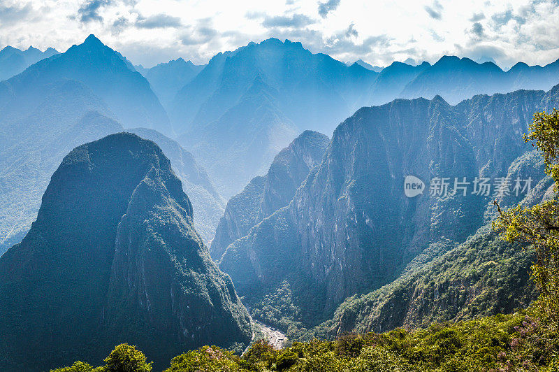 雄伟的秘鲁安第斯山脉由马丘比丘