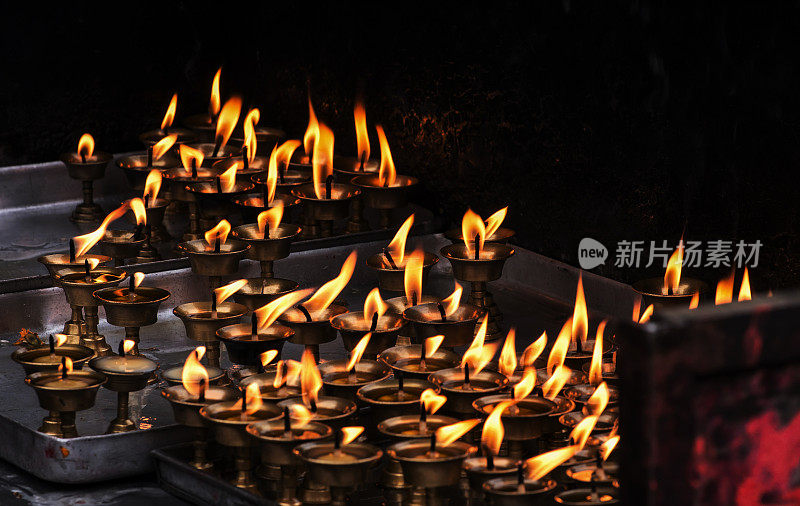 佛教的酥油灯在西藏寺庙黑暗