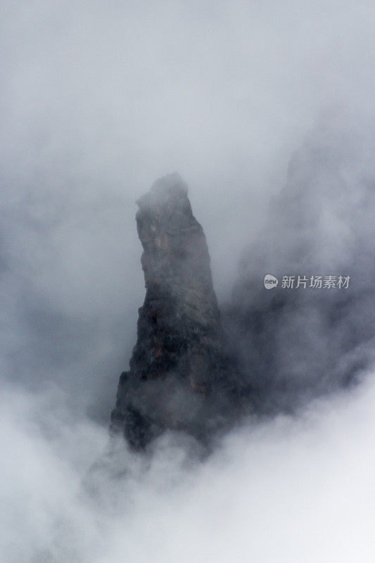 绳的岩石塔