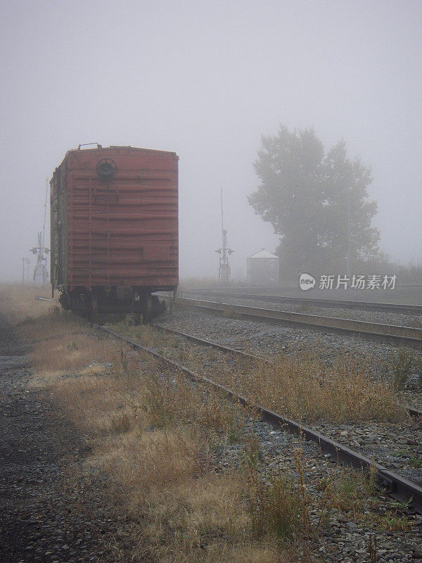 有雾的火车车厢