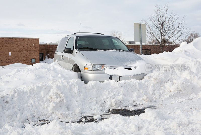 暴风雪后滞留的货车