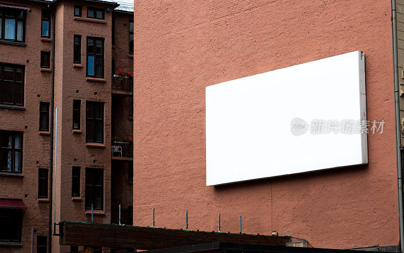空白白色空白广告牌对着砖墙