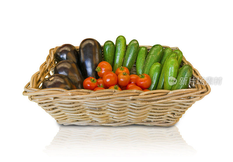 蔬菜:茄子，西红柿和西葫芦放在一个篮子里
