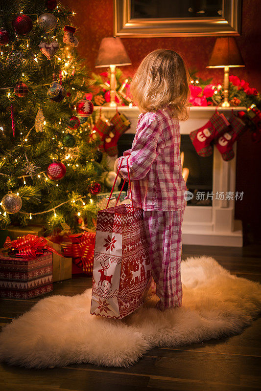 用礼物和壁炉装饰圣诞树