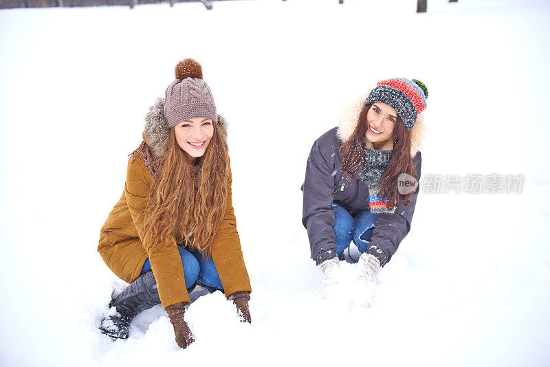 女性朋友在外面享受下雪天