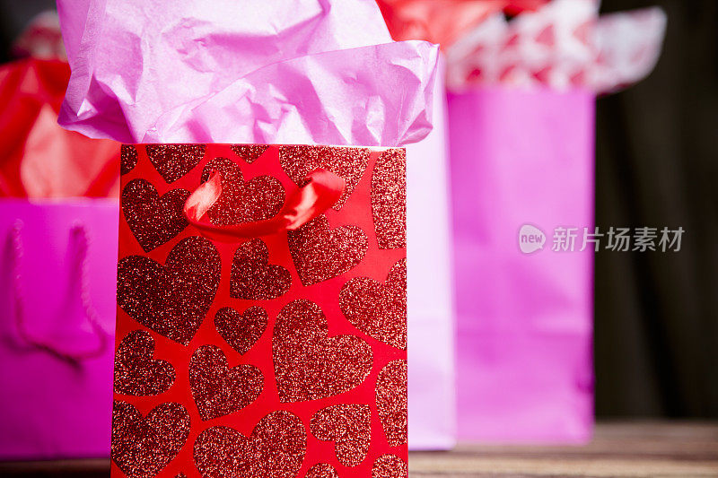 情人节快乐。红色、粉色的礼品袋。的心。购物、聚会。