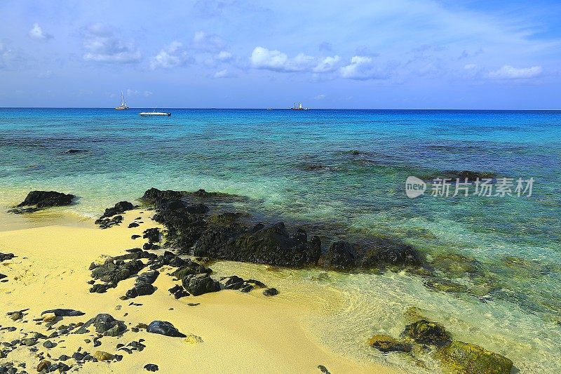 绿松石明亮的海滩船全景-阿鲁巴绿松石加勒比热带天堂